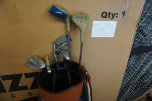 lot 41 image: Womens Golf Club Set With Bag