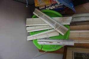 lot 117 image: Large Lot of Vertical Blinds In Assorted Sizes