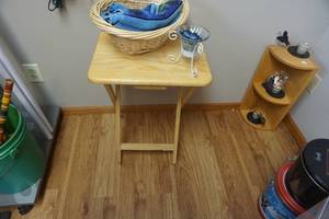 lot 123 image: Wood TV Tray With Wicker Baskets and Glass Floral Display