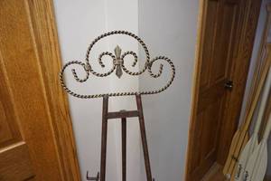lot 132 image: Decorative Metal EaselDisplay Stand