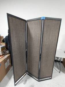 lot 131 image: Black Privacy Screen