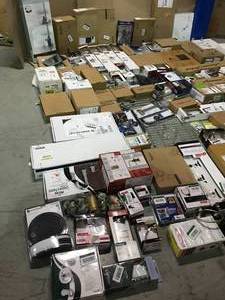 lot 31 image: Lot of assorted bathroom plumbing and accessories Customer Returns See Pictures