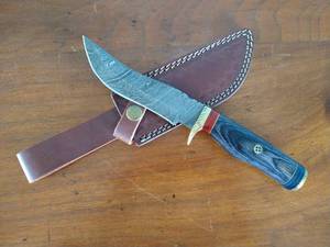 lot 5 image: Damascus Steel Fixed Blade Knife - Trailing Edge