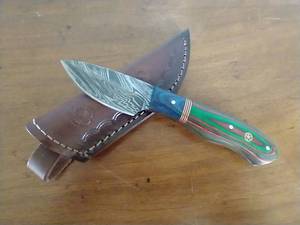 lot 18 image: Damascus Steel Fixed Blade Knife - Drop Point