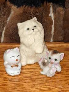 lot 146 image: Collectible CatKitten Figurines