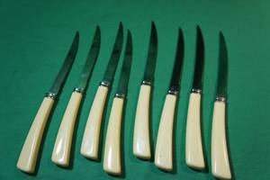 lot 133 image: Vintage Fleur De Lis Serrated Steak Knife Surgical Stainless Steel Set of 8