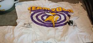 lot 61 image: MN Vikings Big Popcorn Mug & 2 Kitchen Towels