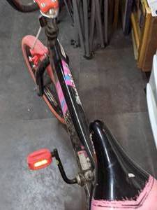 lot 117 image: Girls Kent Sparkles 18 Bike