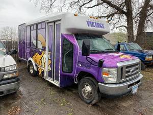 lot 1 image: 2008 Minnesota Viking Ford Passenger Bus...TAILGATE READY