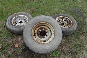 lot 42 image: 2 Trailer Tires and a Truck Tire