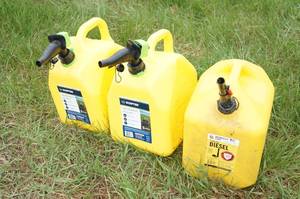 lot 41 image: 3 Diesel Gas Cans