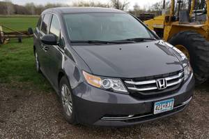 lot 1 image: 2015 Honda Odyssey LX Minivan - 40,000 Miles