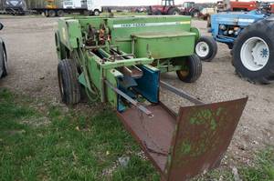 lot 17 image: John Deere 336 Small Square Baler