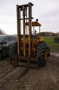 lot 6 image: Allis Chalmers 700-G Rough Terrain Forklift