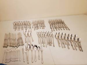 lot 19 image: Set Of  122 Distinction Deluxe Stainless by Oneida HH Silverware