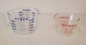 lot 21 image: Two Vintage Pyrex Measuring Cups