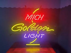 lot 1 image: Vintage Mich Golden Light Neon Light Sign