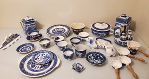lot 27 image: Collection of Blue and White Patterned Dishes