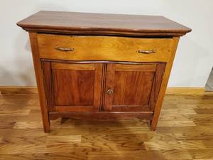 lot 29 image: Antique Dry Sink