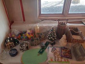 lot 80 image: Collection Of Holiday Dcor