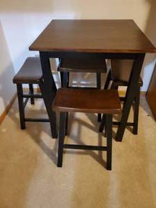 lot 137 image: Hi Top Table With Four Stools