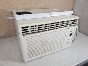 lot 43 image: Haier Window Air Conditioner