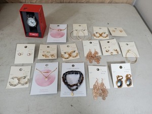 lot 19 image: New Jewelry