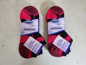 lot 26 image: 6 New Pair of Womens Dr Scholls Socks