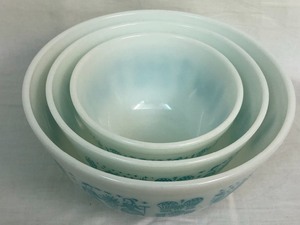 Three Vintage Pyrex Nesting Mixing Bowls -Turquoise Amish Butterprint