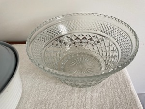 lot 312 image: Bowl, Baking Dish and a Festive Planter
