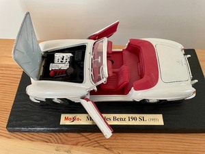 lot 268 image: Die Cast Collectible Car- Maisto Mercedes Benz 190SL 1955