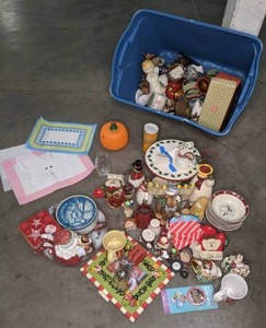lot 129 image: Large Lot of Holiday Decor (Mostly Christmas)