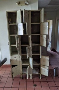 lot 326 image: Industrial 18 Compartment Metal Locker Unit
