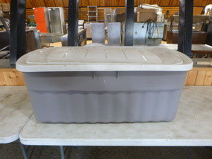 lot 53 image: Large Rubbermaid Tote with Lid