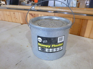 lot 56 image: Frabill Stumpy Floater  Minnow Bucket