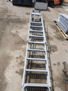 lot 132 image: Cutterman Pivot Track Ladder