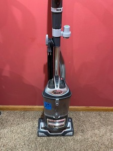 lot 28 image: SHARK NAVIGATOR LIFT-AWAY Vacuum