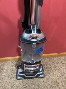 lot 20 image: SHARK NAVIGATOR LIFT-AWAY Vacuum