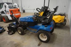 lot 9 image: New Holland GT 22 Garden Tractor Lawn Mower
