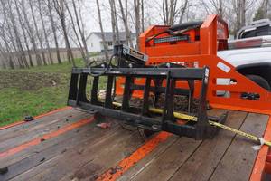 lot 10 image: Tomahawk Brand Universal Mount Bobcat Skid Loader Skid Steer 66 Root Grapple Bucket