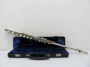 lot 10 image: Vintage Chrome ARMSTRONG Flute wCase