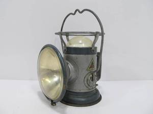 lot 11 image: Vintage DELTA Powerlite Lantern