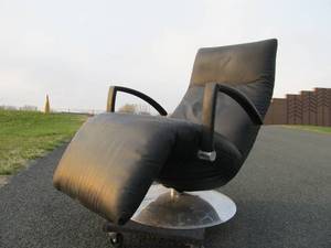 lot 52 image: Quality Reclining Lounge Chair by Schultz Seating Company
