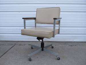 lot 56 image: Mid Century Rolling Swivel Armchair