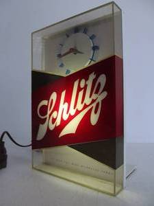 lot 69 image: Working Vintage SCHLITZ Lighted Beer Clock Sign