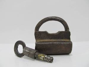lot 113 image: Early Antique Iron Barrel Padlock & Key