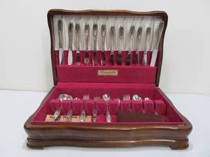 lot 148 image: Nice Vintage Wallace Brothers Flatware Set wStorage Case