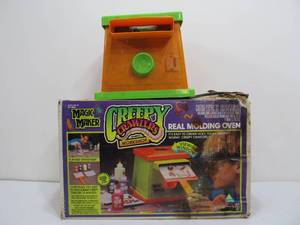 lot 194 image: Vintage CREEPY CRAWLERS Set wMolds