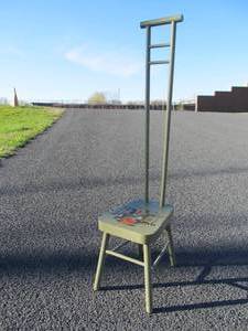 lot 200 image: Vintage Scandinavian Rosemaled Wooden Chair