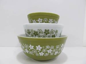 lot 171 image: Set of 3 Matching Vintage PYREX Nesting Bowls